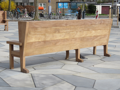848636 Afbeelding van een nieuwe houten zitbank op het voorplein van Winkelcentrum De Gaard (Troosterhof) te Utrecht. ...